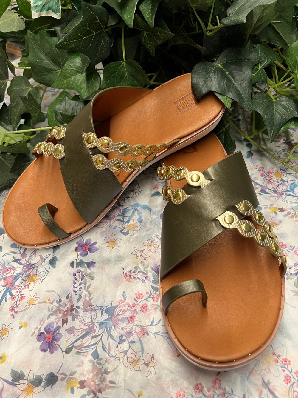 NIB-Fitflop Avocado & Tan Leather Toe Post Sandals With Gold Scallops Size 10